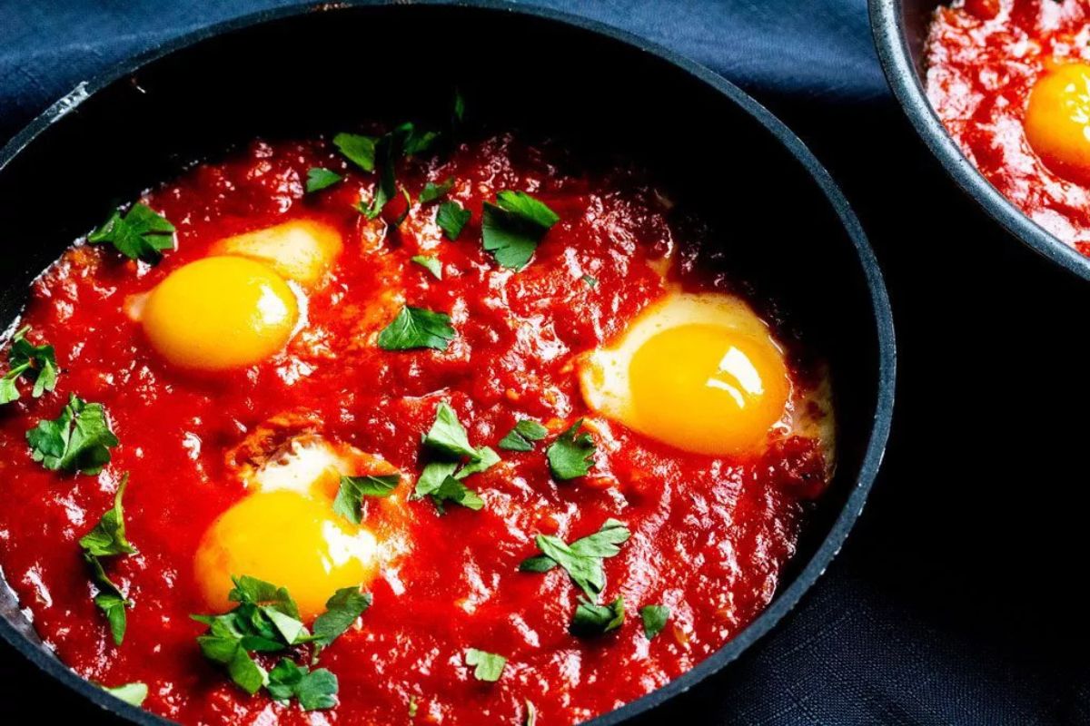 You are currently viewing Shakshuka Recipe Poached Eggs in Spicy Tomato Sauce for Breakfast