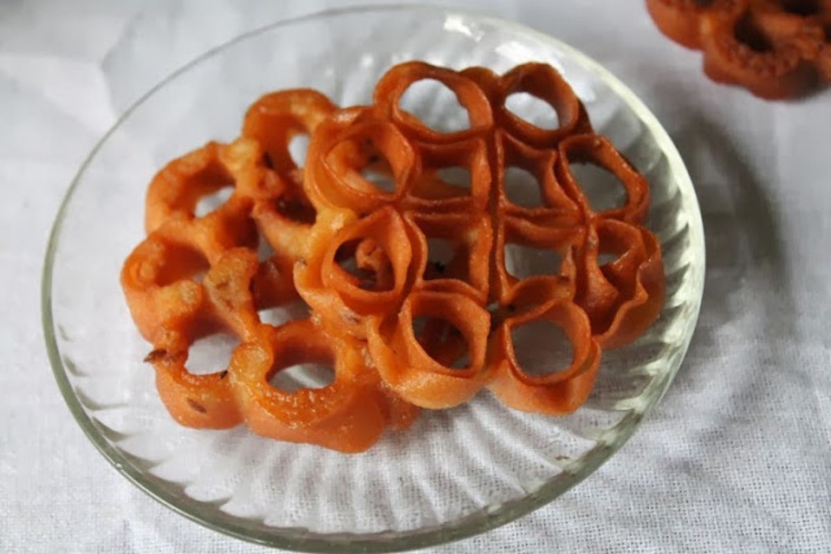 You are currently viewing Achu Murukku Recipe: Traditional Rose Cookies from South India