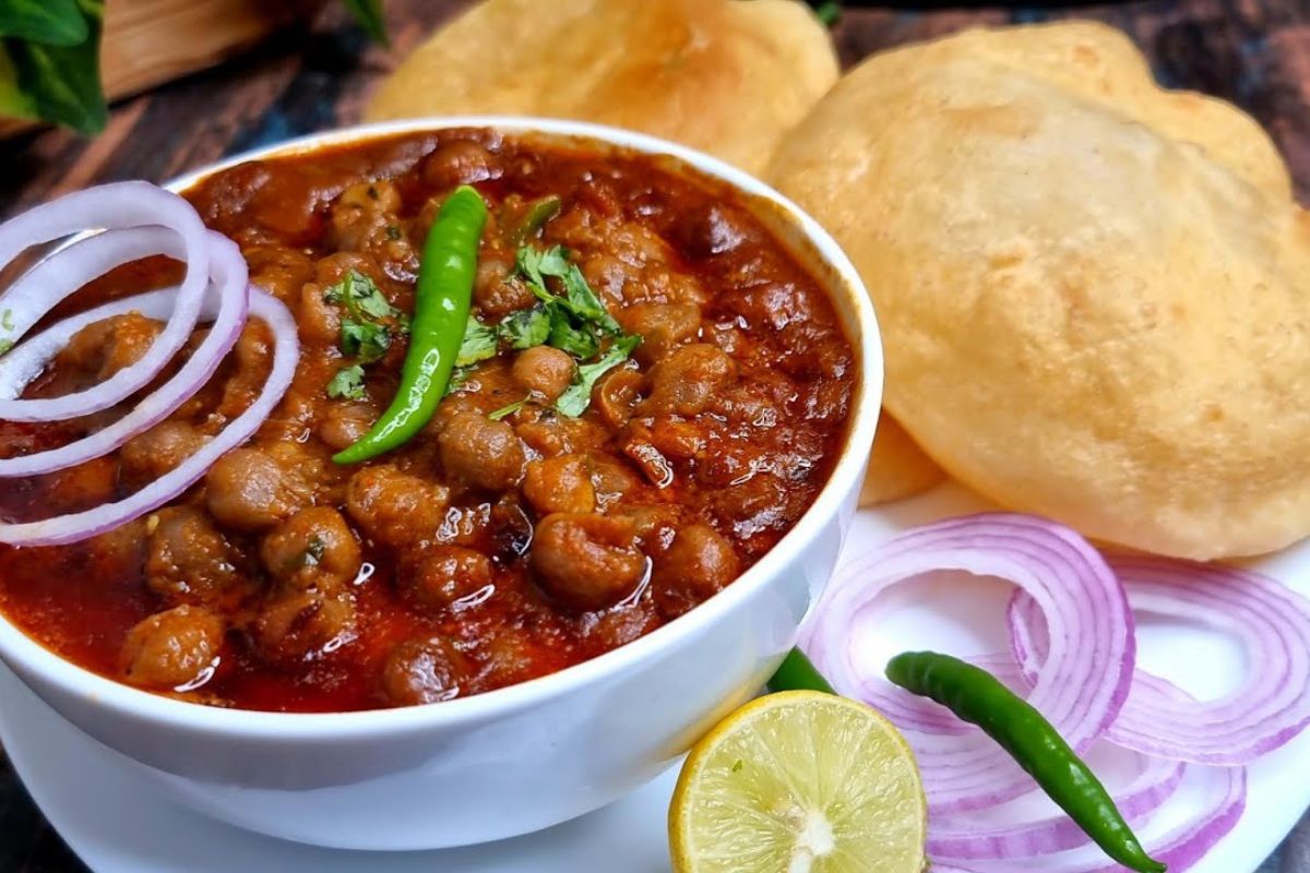 You are currently viewing Chole Bhature Recipe | Authentic Punjabi Style Chole Bhature
