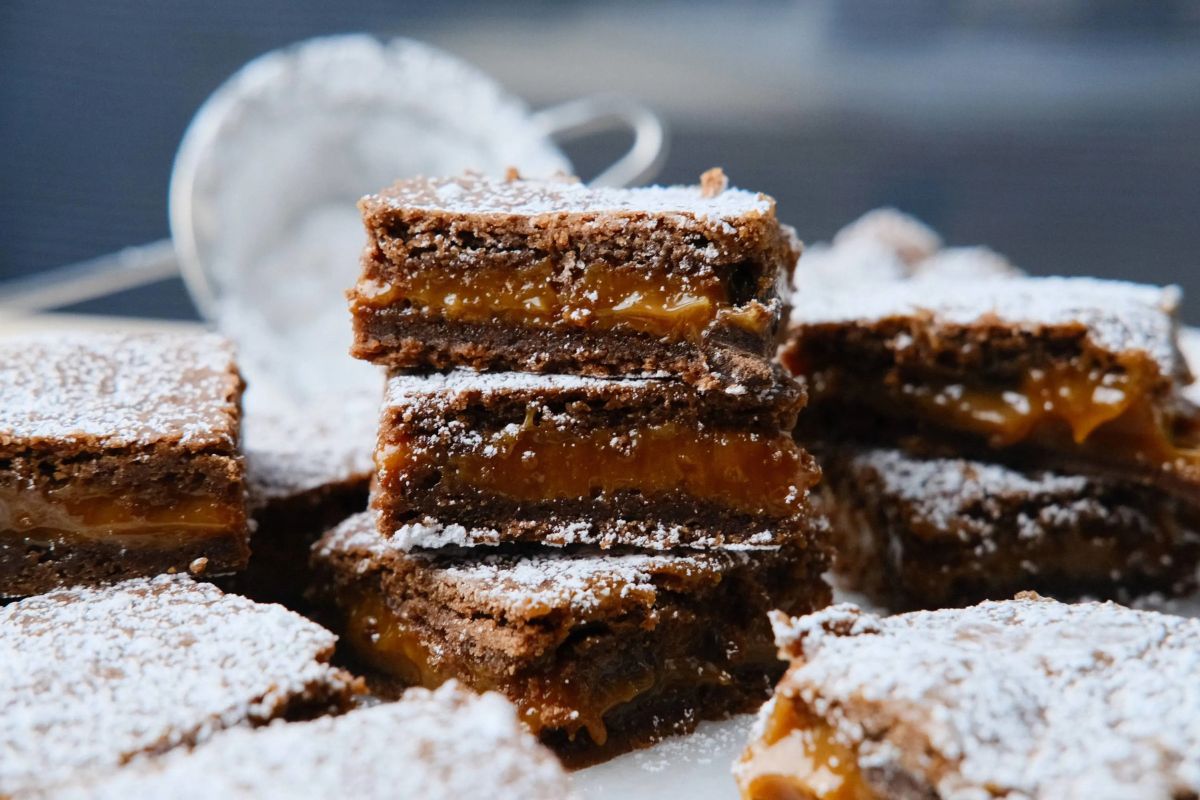 You are currently viewing Knock Knock Cake Recipe – Surprise Cake with a Hidden Sweet Center