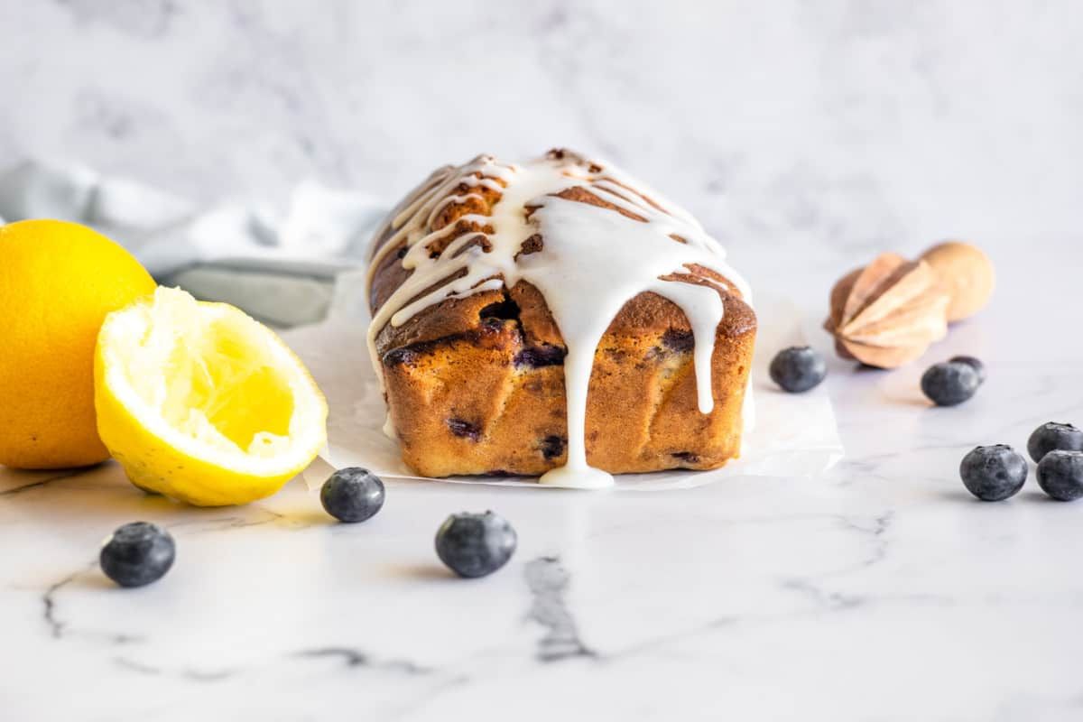 You are currently viewing Lemon Blueberry Mascarpone Cake Recipe: A Zesty and Creamy Delight