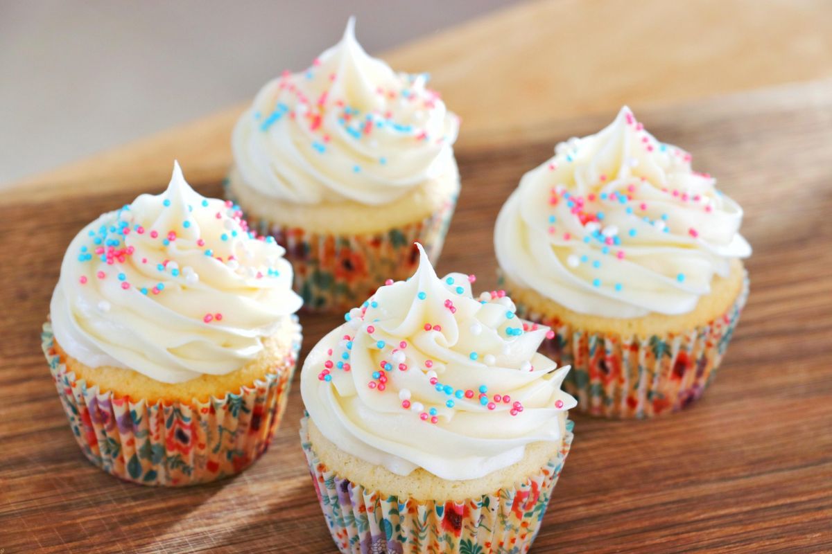 You are currently viewing 🧁 Vanilla Cupcakes Recipe | How to Make Soft and Moist Cupcakes at Home